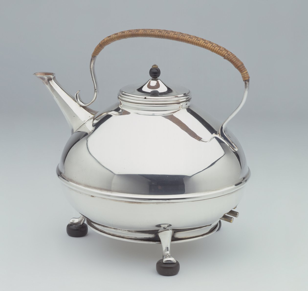 غلاية كهربائية ، c 1905 (صفيحة فضية بأقدام من خشب الأبنوس ومقبض ومقبض من الروطان) بواسطة وليام آرثر سميث بنسون