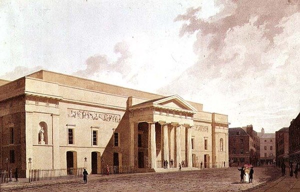 الواجهة الشرقية لمسرح كوفنت جاردن الثاني ، صممه روبرت سميرك ويعرض لوحات Flaxman ، 1809 بواسطة وليام دانييل