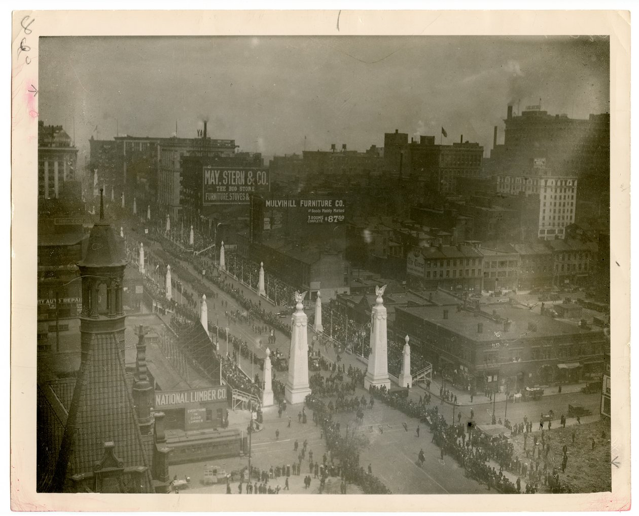 موكب المحاربين في الحرب العالمية الأولى للمهندسين الثاني عشر في الشارع الثاني عشر في 13 مايو 1919. بواسطة وليام ج.سويكوسكي