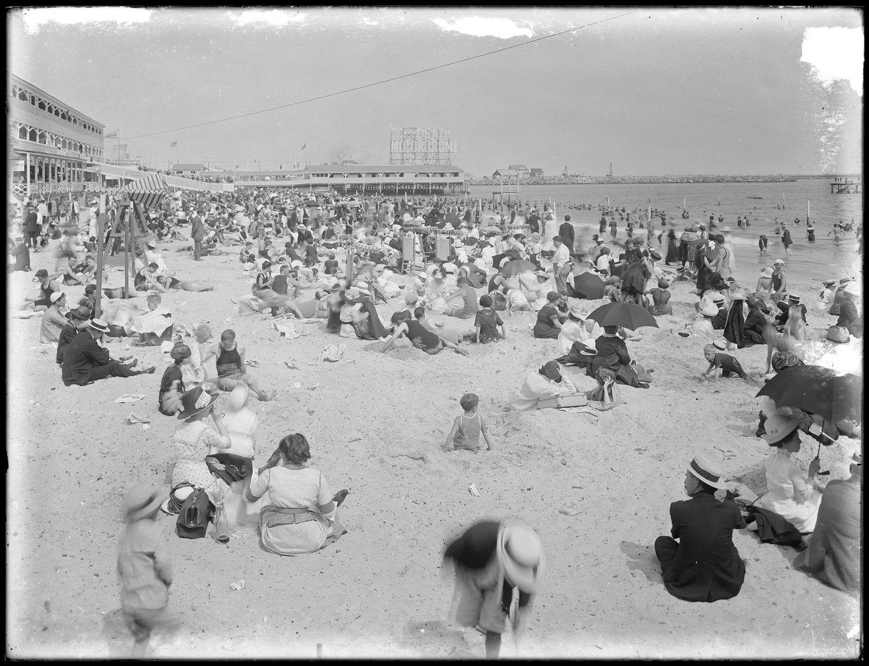 السباحون في شاطئ برايتون ، بروكلين ، 3 أغسطس 1912 بواسطة وليام ديفيس هاسلر