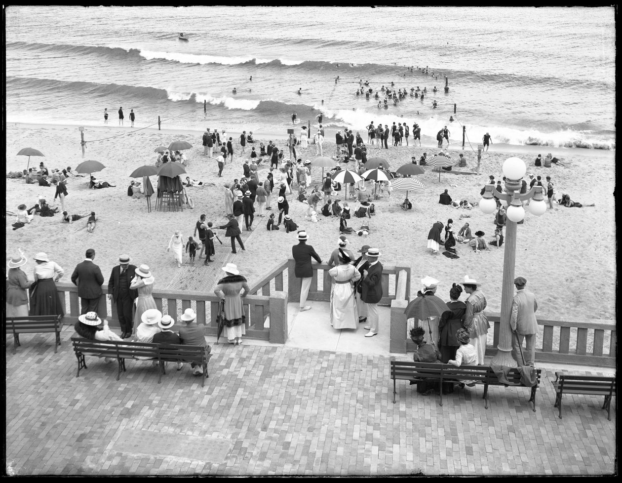 Beachgoers and bathers ، Deal ، New Jersey ، July 1916 بواسطة وليام ديفيس هاسلر