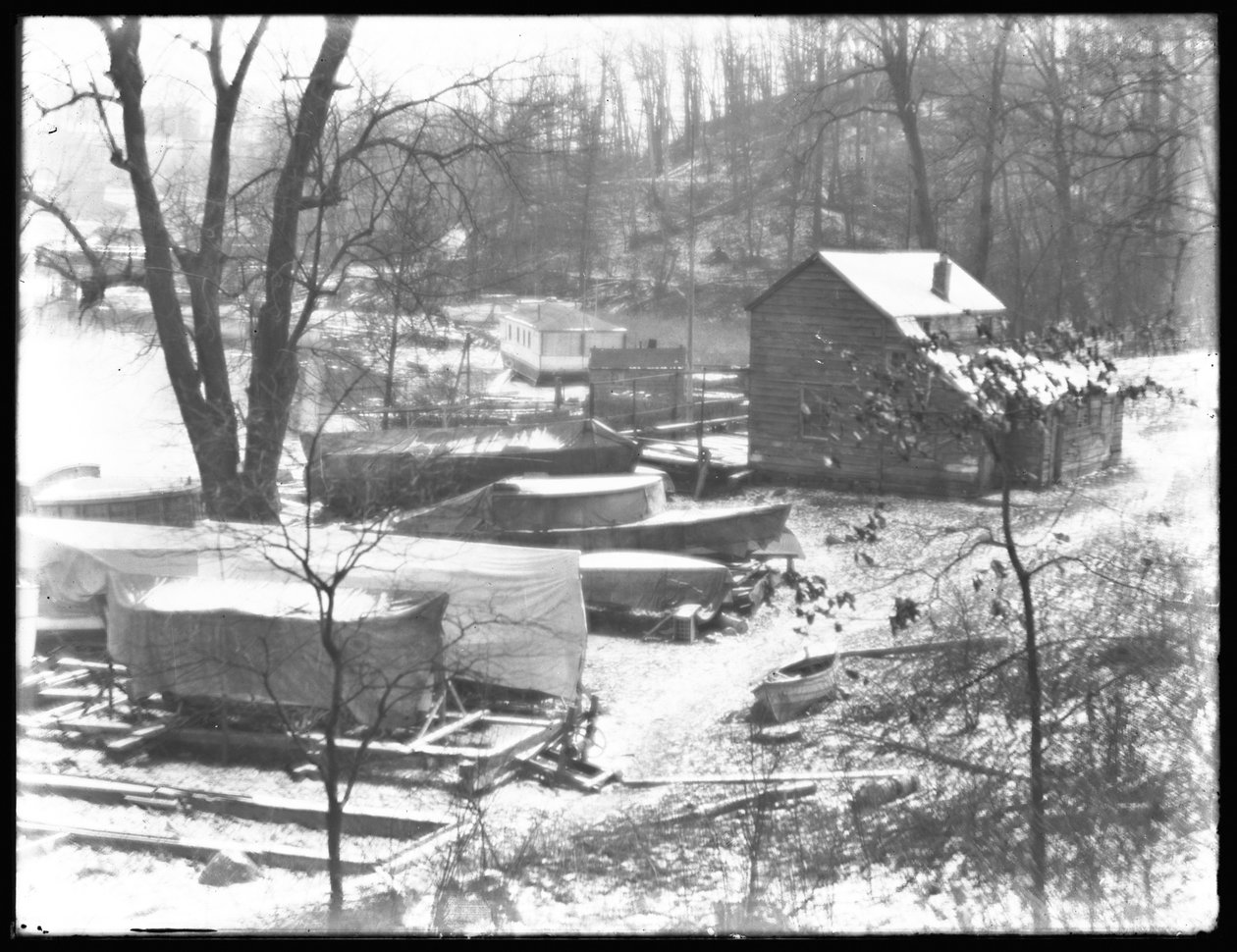 القوارب في Seeley&39;s Place in Inwood ، Reliance Woods ، New York ، 27 ديسمبر 1914 بواسطة وليام ديفيس هاسلر