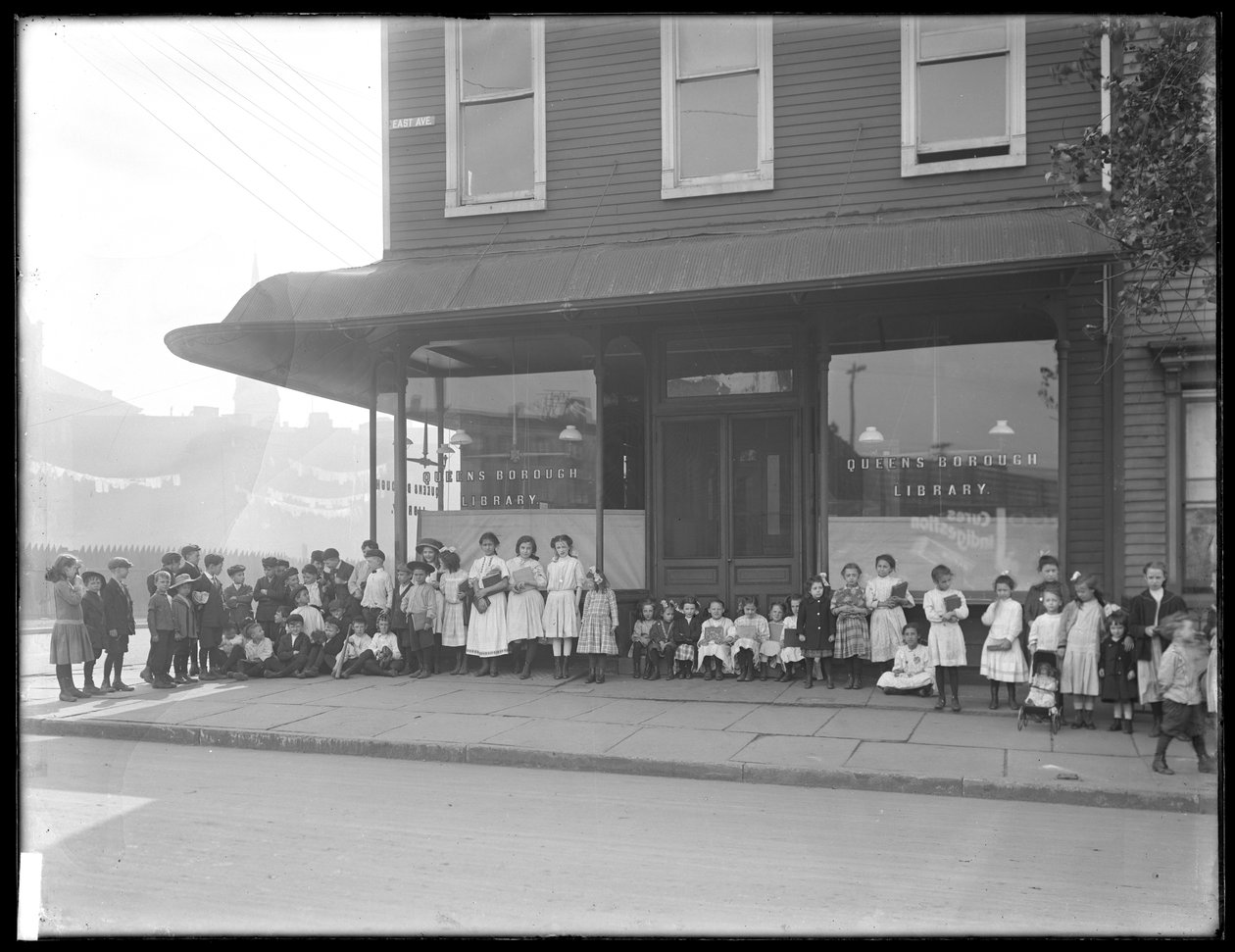 أطفال يقفون أمام فرع واجهة مجهول من مكتبة Queens Borough العامة ، نيويورك ، c.1910 بواسطة وليام ديفيس هاسلر