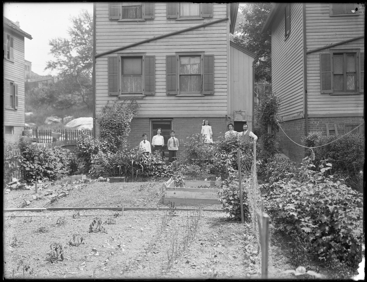 صورة عائلية بجانب حديقة الخضروات في الفناء الخلفي ، Inwood ، New York ، c.1910 بواسطة وليام ديفيس هاسلر
