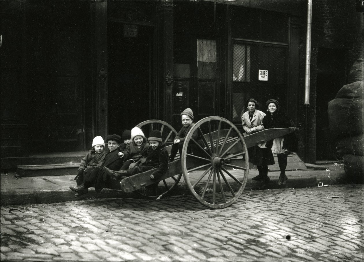مجموعة من الأطفال في عربة ، مع فتاة وامرأة واقفين ، c.1910-21 بواسطة وليام ديفيس هاسلر