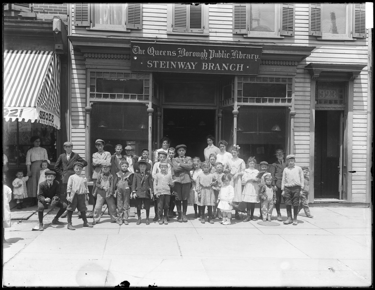 صورة جماعية للأطفال أمام فرع Steinway من مكتبة Queens Borough العامة ، c.1910 بواسطة وليام ديفيس هاسلر