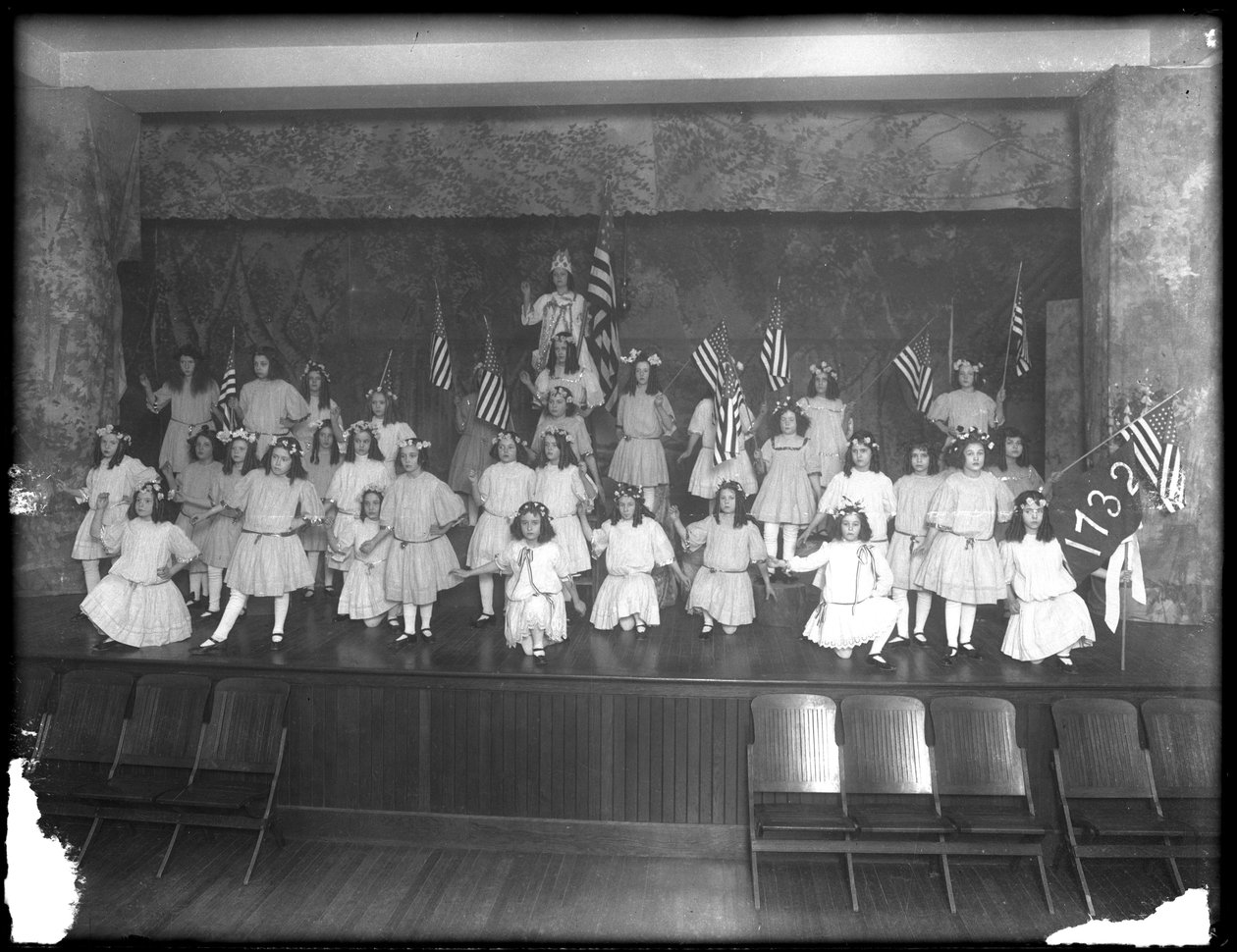 صورة جماعية لفتيات صغيرات خلال عرض ، ربما كان اللجوء الروماني الكاثوليكي Orphan Asylum ، Kingsbridge ، Bronx ، c.1911 بواسطة وليام ديفيس هاسلر