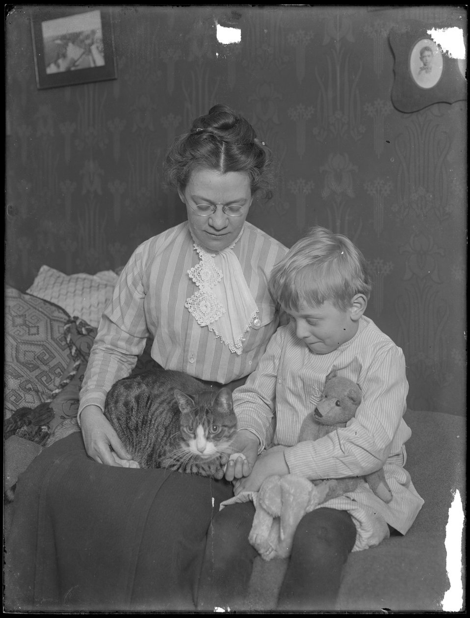 Harriet E. Hassler و William Gray Hassler ، جالسين مع قطة العانس (Reddy) و teddy bear ، c.1911 بواسطة وليام ديفيس هاسلر