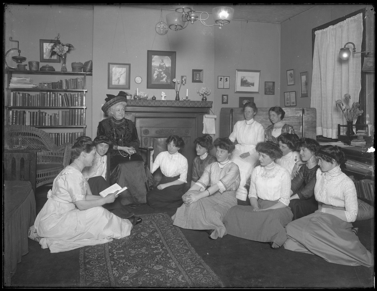 Harriet E. Hassler مع مجموعة من النساء الشابات ، 206 W. 13th Street ، New York ، c.1912 بواسطة وليام ديفيس هاسلر