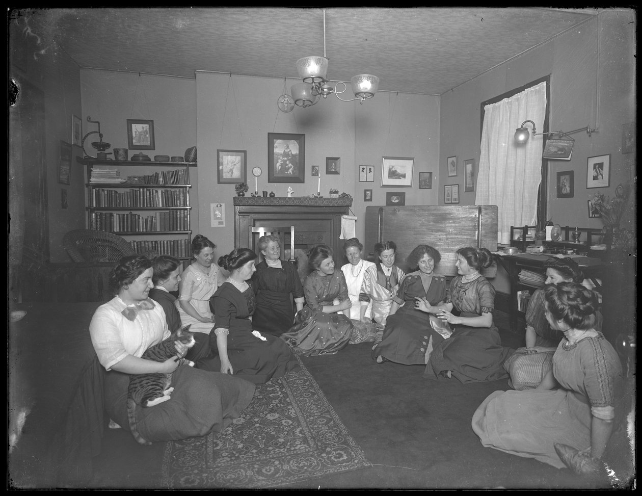 Harriet E. Hassler مع مجموعة من النساء الشابات ، 206 W. 13th Street ، New York ، c.1912 بواسطة وليام ديفيس هاسلر