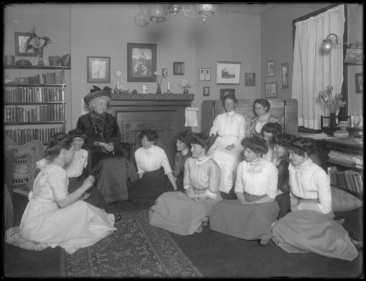 Harriet E. Hassler مع مجموعة من النساء الشابات ، 206 W. 13th Street ، New York ، c.1912 بواسطة وليام ديفيس هاسلر