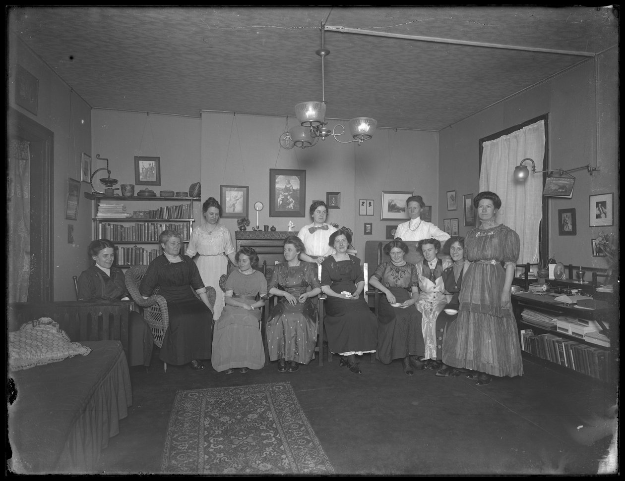 Harriet E. Hassler مع مجموعة من النساء الشابات ، 206 W. شارع 13th ، ج بواسطة وليام ديفيس هاسلر