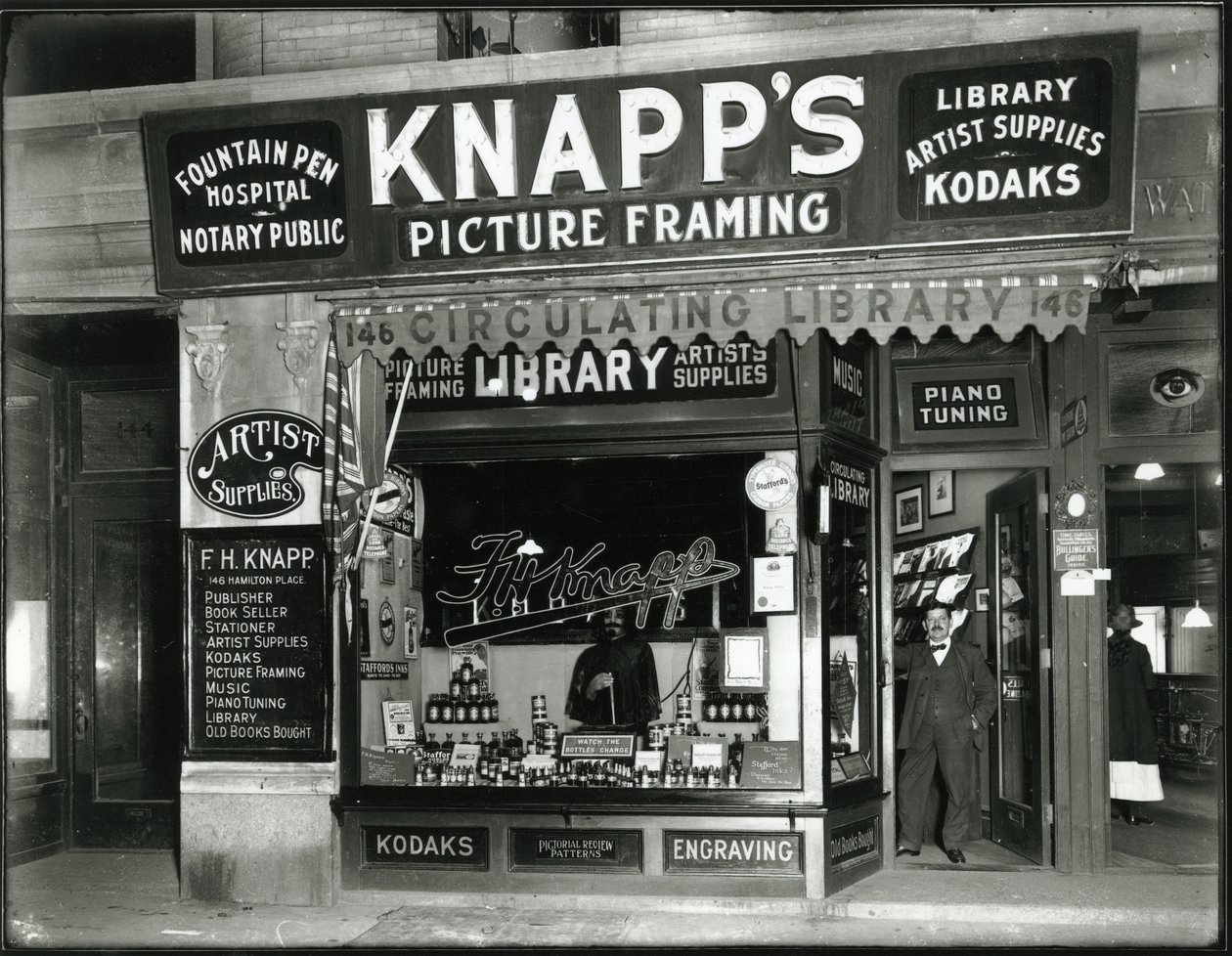 تأطير صورة Knapp ، Stafford Inc. نافذة عرض ، 146 مكان هاميلتون ، 1914 بواسطة وليام ديفيس هاسلر