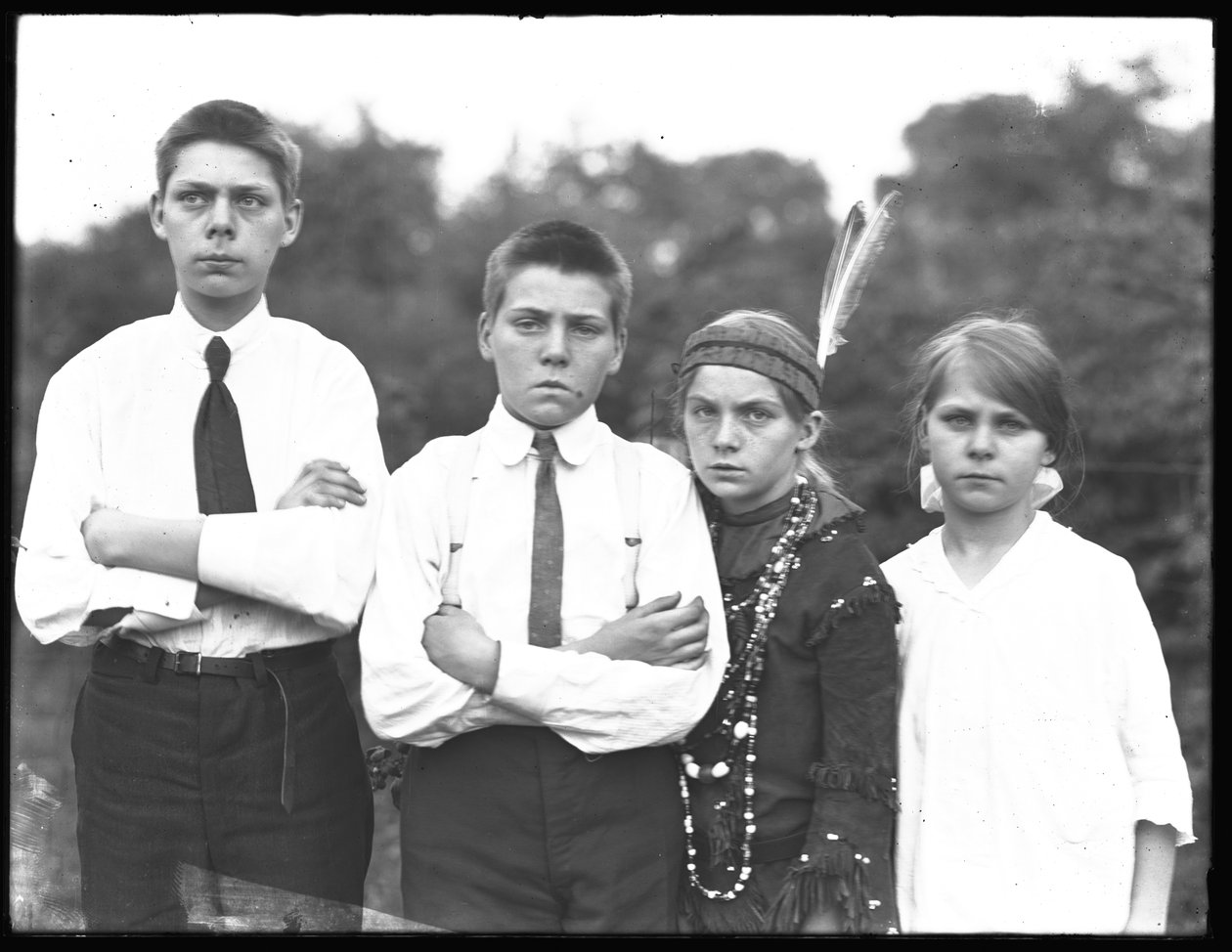 صورة شخصية في الهواء الطلق لأربعة أطفال ، يوليو 1915 بواسطة وليام ديفيس هاسلر