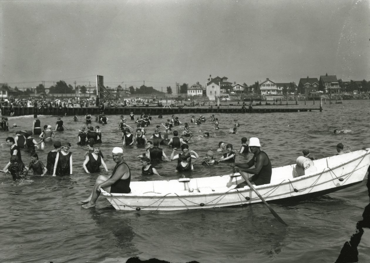 زورق التجديف والسباحون في الماء ، جزيرة كوني ، c.1910-21 بواسطة وليام ديفيس هاسلر