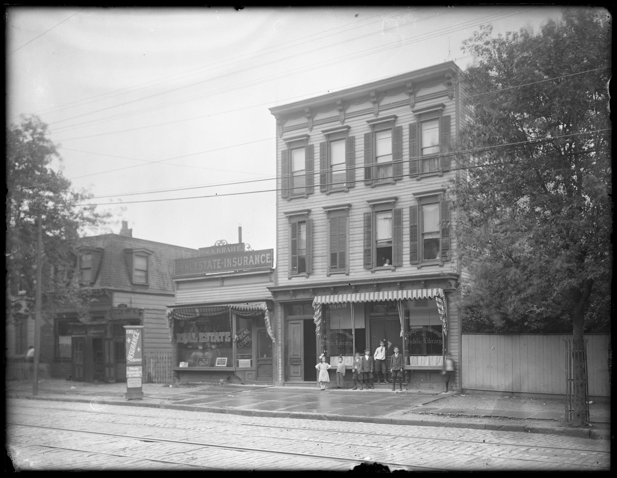 سبعة أطفال يقفون أمام فرع مجهول من مكتبة Queens Borough العامة ، نيويورك ، ج .1910 بواسطة وليام ديفيس هاسلر