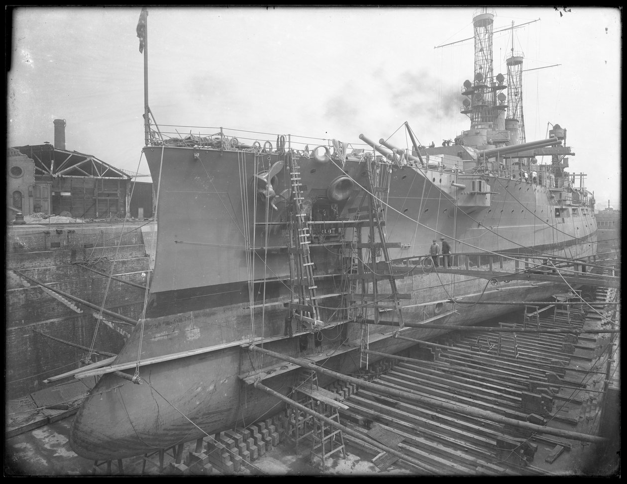 ال USS يوتا في حوض جاف في ساحة بروكلين البحرية ، ج .1912 بواسطة وليام ديفيس هاسلر