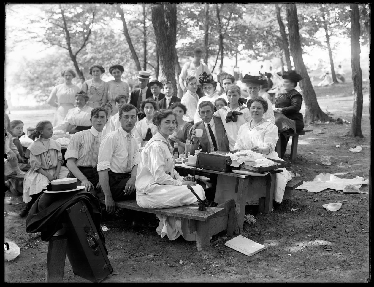 صورة جماعية غير رسمية مجهولة الهوية في نزهة ، ج .1910 بواسطة وليام ديفيس هاسلر