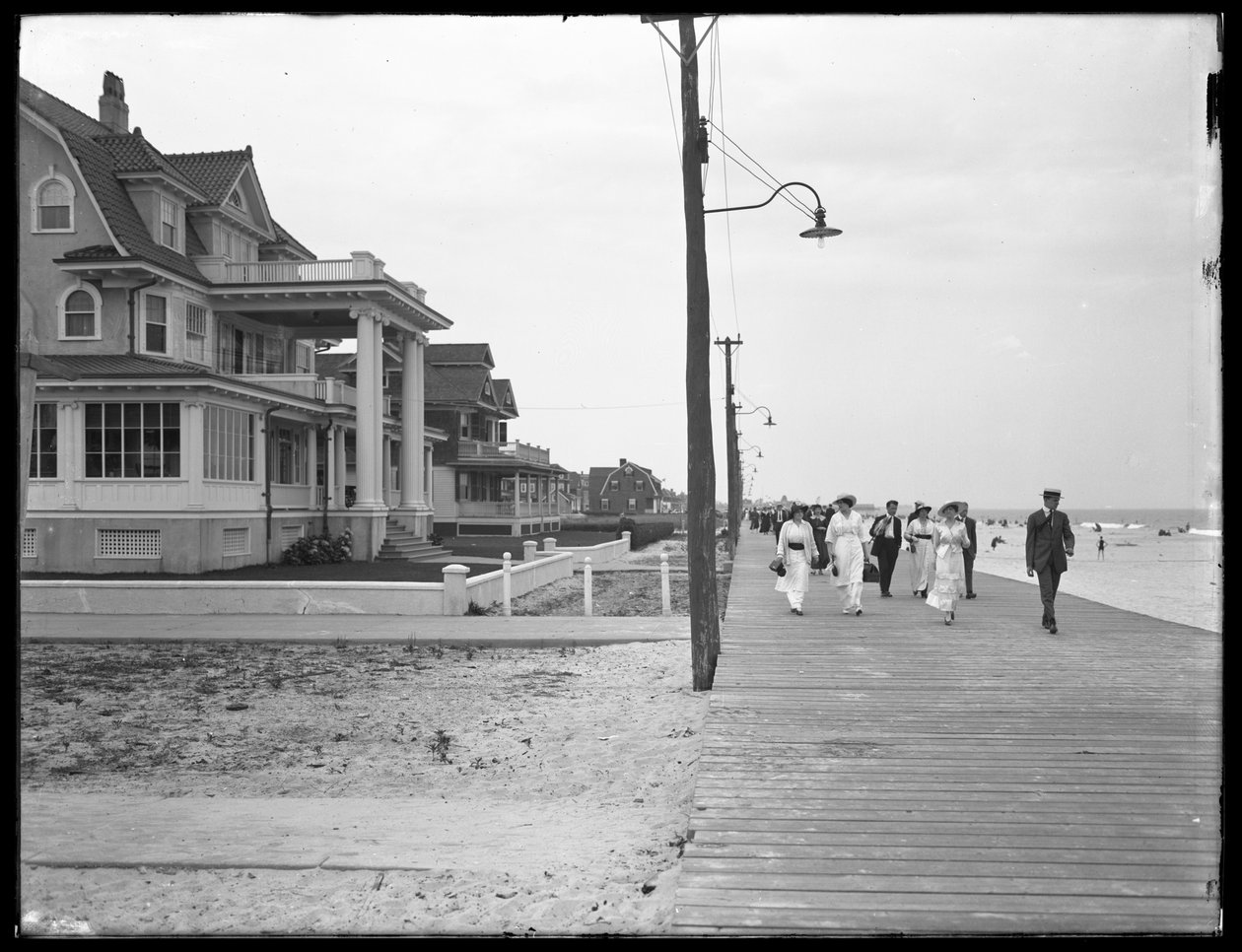 منظر على طول الممر من شاطئ 125th Street ، Belle Harbour ، Queens ، 11 يوليو 1915 بواسطة وليام ديفيس هاسلر