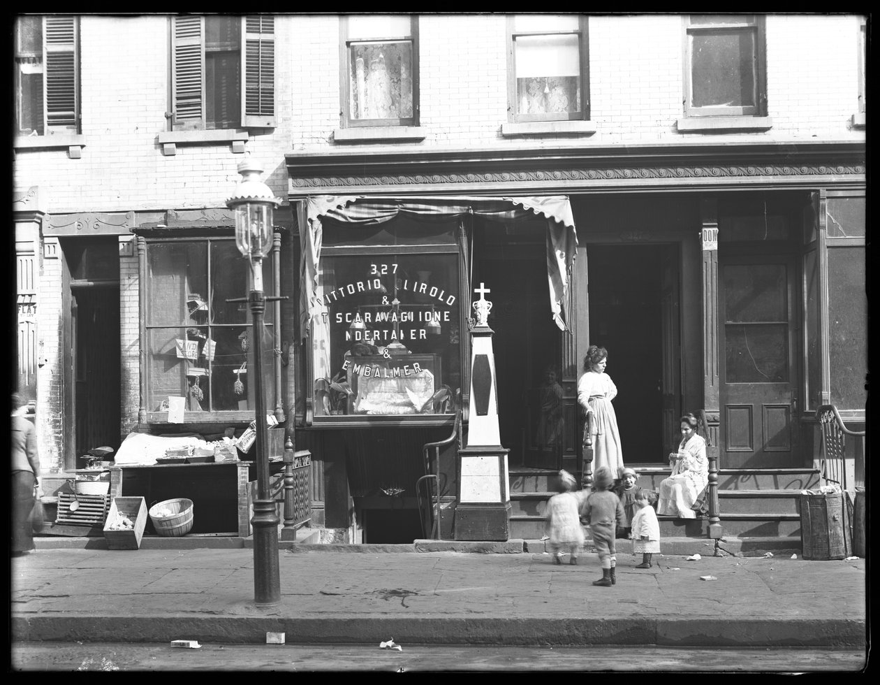 Vittorio Quirolo und T. Scaravaglione ، متعهد و embalmer ، 327 E. 111th Street (or 109th Street) ، مدينة نيويورك ، 26 أكتوبر 1914 بواسطة وليام ديفيس هاسلر