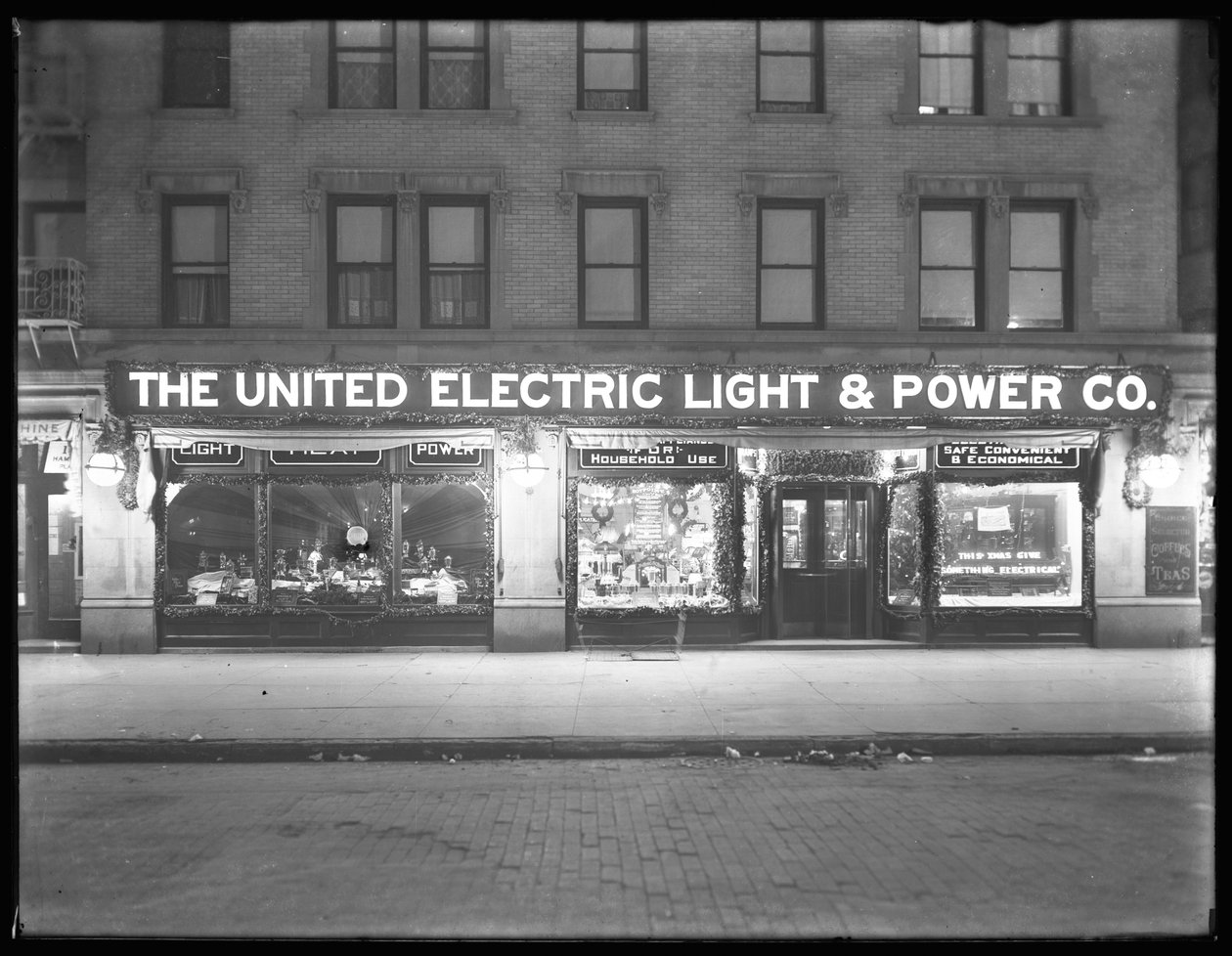عرض واسع لعرض نافذة شركة United Electric Light und Power Company في شارع W. 138th و Hamilton Place ، مدينة نيويورك ، 17 ديسمبر 1914 بواسطة وليام ديفيس هاسلر