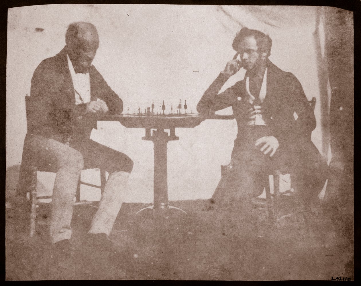 يفكر نيكولاس هينمان في تحركه في لعبة الشطرنج ، سبتمبر 1841 (طبعة من الورق الملحي من سلبية كالوتيب) بواسطة وليام هنري فوكس تالبوت