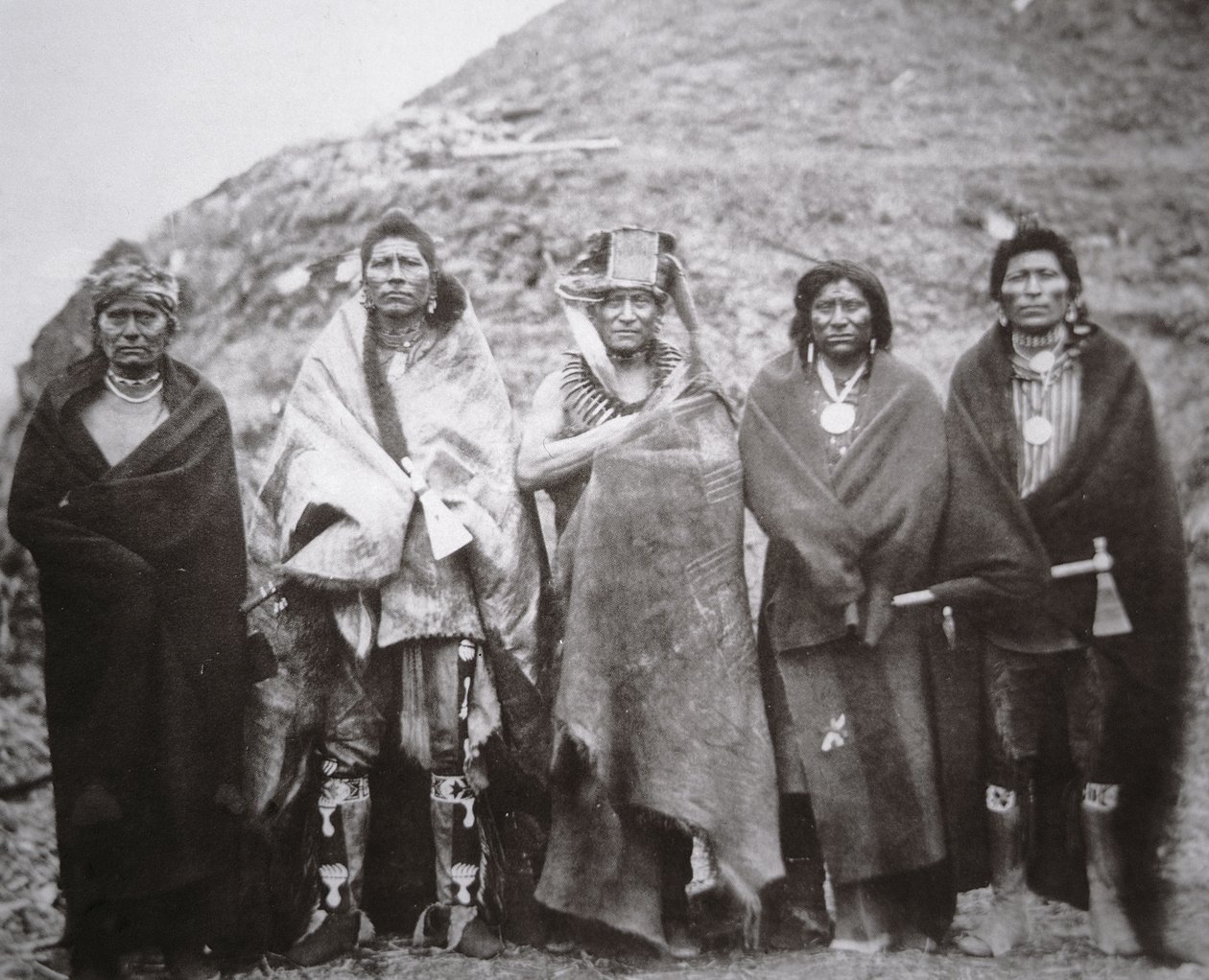 Pawnee people in front of a tribal earth lodge, c.1869 (b/w photo) بواسطة وليام هنري جاكسون