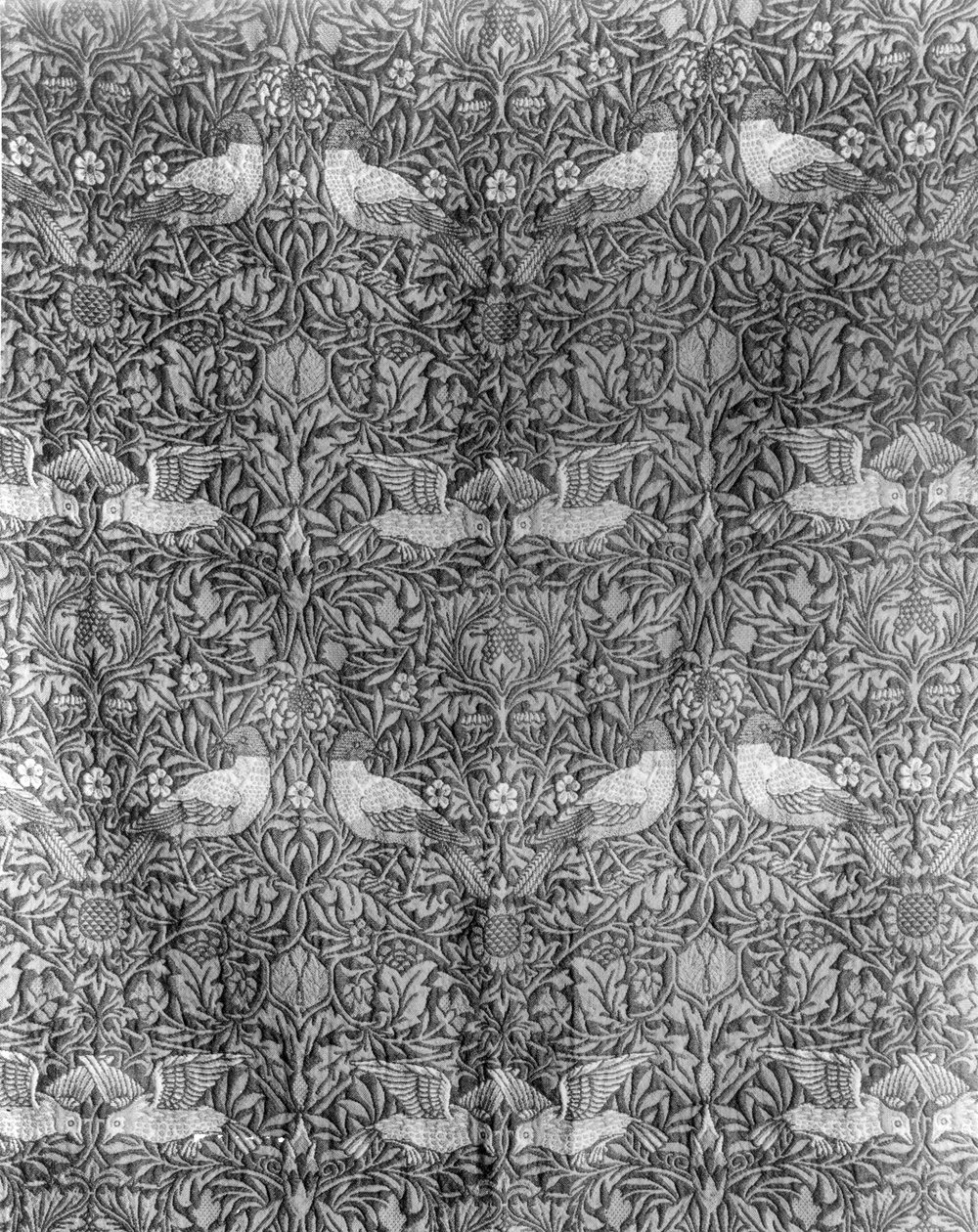 تصميم quot;طائرquot; لويليام موريس (1834-96) (صوف منسوج) (طباعة بالأبيض والأسود) (للاطلاع على الصورة الملونة، انظر 136483) بواسطة وليام موريس