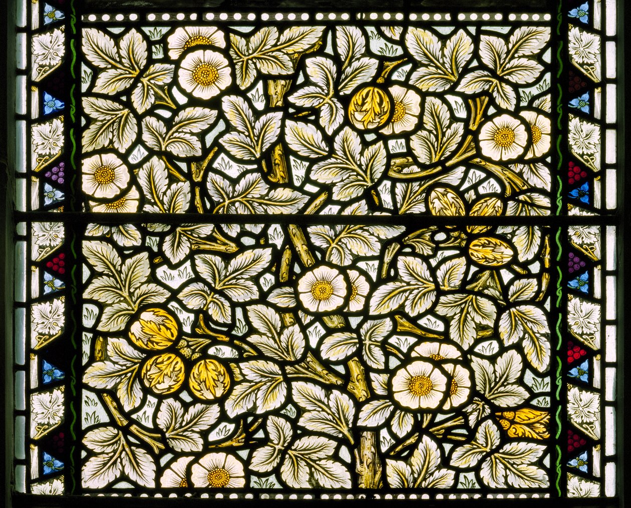 Kirkcaldy Old Kirk ، Morris & Co. ، William Morris ، Wild Roses & Hazelnuts ، 1886 بواسطة وليام موريس