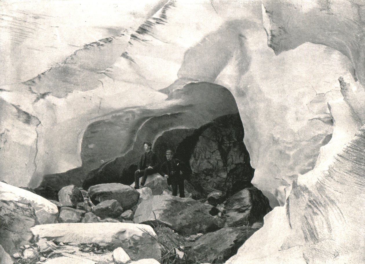 جبال روكي: كهف جليدي في النهر الجليدي العظيم ، جبل السير دونالد ، كندا ، 1895. بواسطة وليام نتمان وابنه