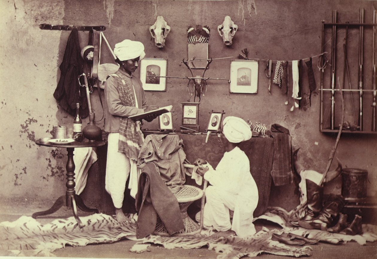 خادمان هنديان معروضان في تصميم داخلي داخلي ، من "Hooper Collection" (صورة أبيض وأسود) بواسطة ويلوبي والاس هوبر