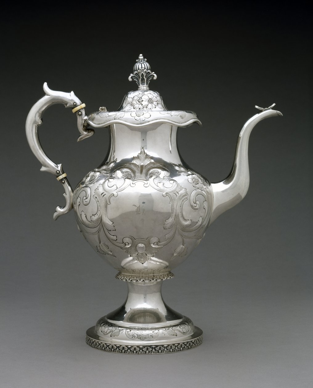 إبريق الشاي ، ج. 1845-1872 (فضة) بواسطة Wood and Hughes (Attr.to)