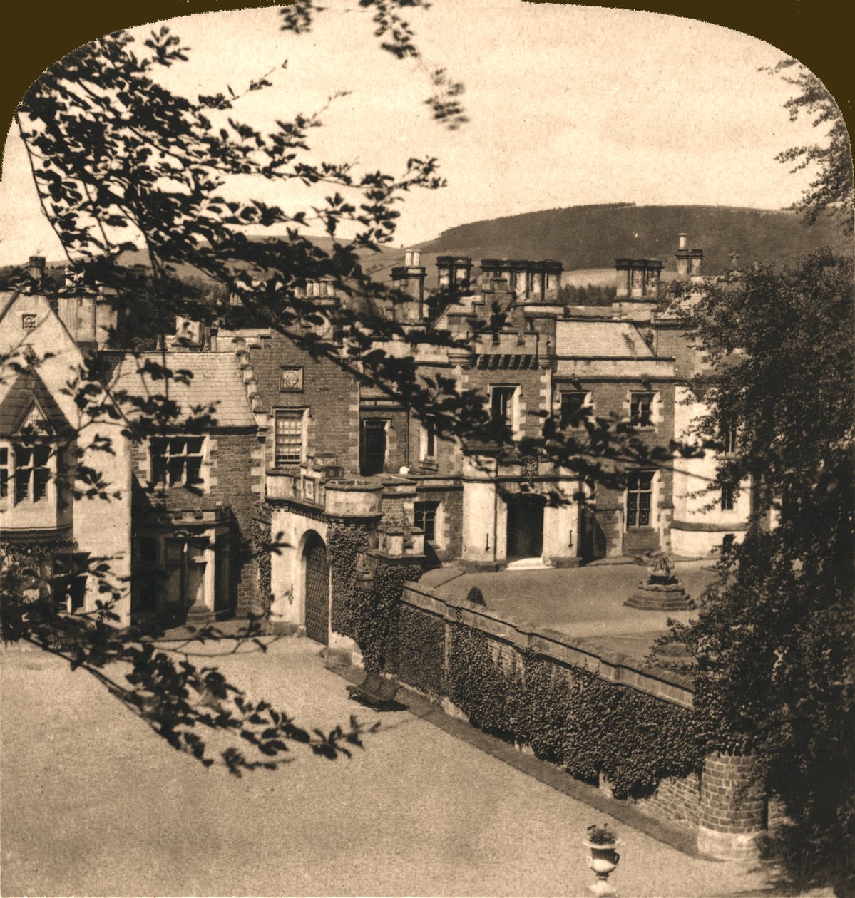 أبوتسفورد ، منزل السير والتر سكوت ، اسكتلندا ، 1896. بواسطة الأشغال واستوديوهات نحت الشمس