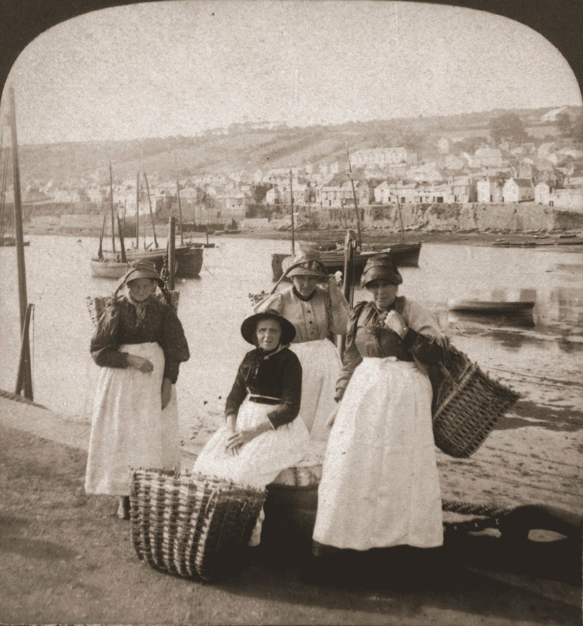 Fishwives في Newlyn ، كورنوال ، 1900. بواسطة الأشغال واستوديوهات نحت الشمس