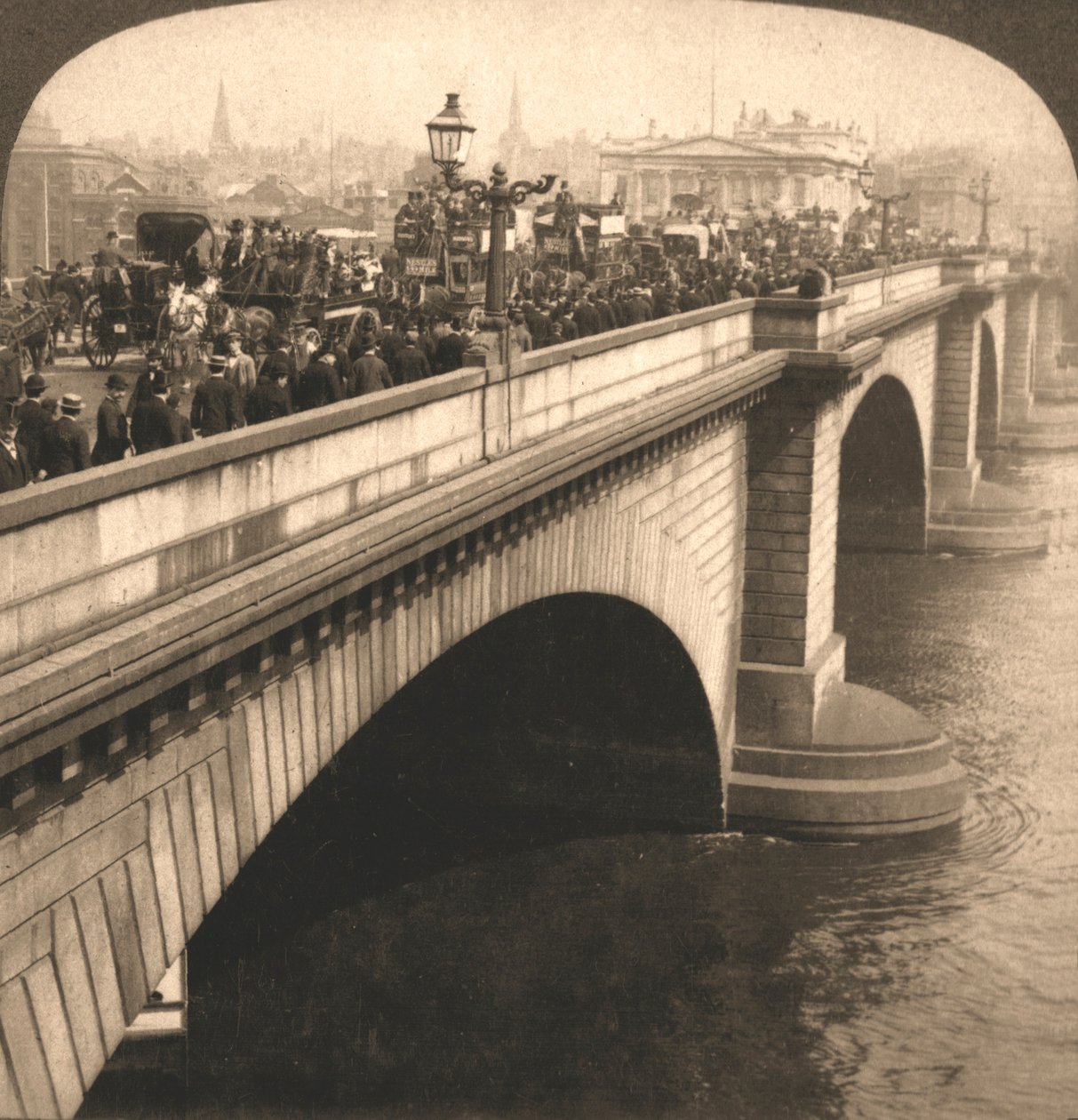 جسر لندن ، لندن ، إنجلترا ، 1901. بواسطة الأشغال واستوديوهات نحت الشمس