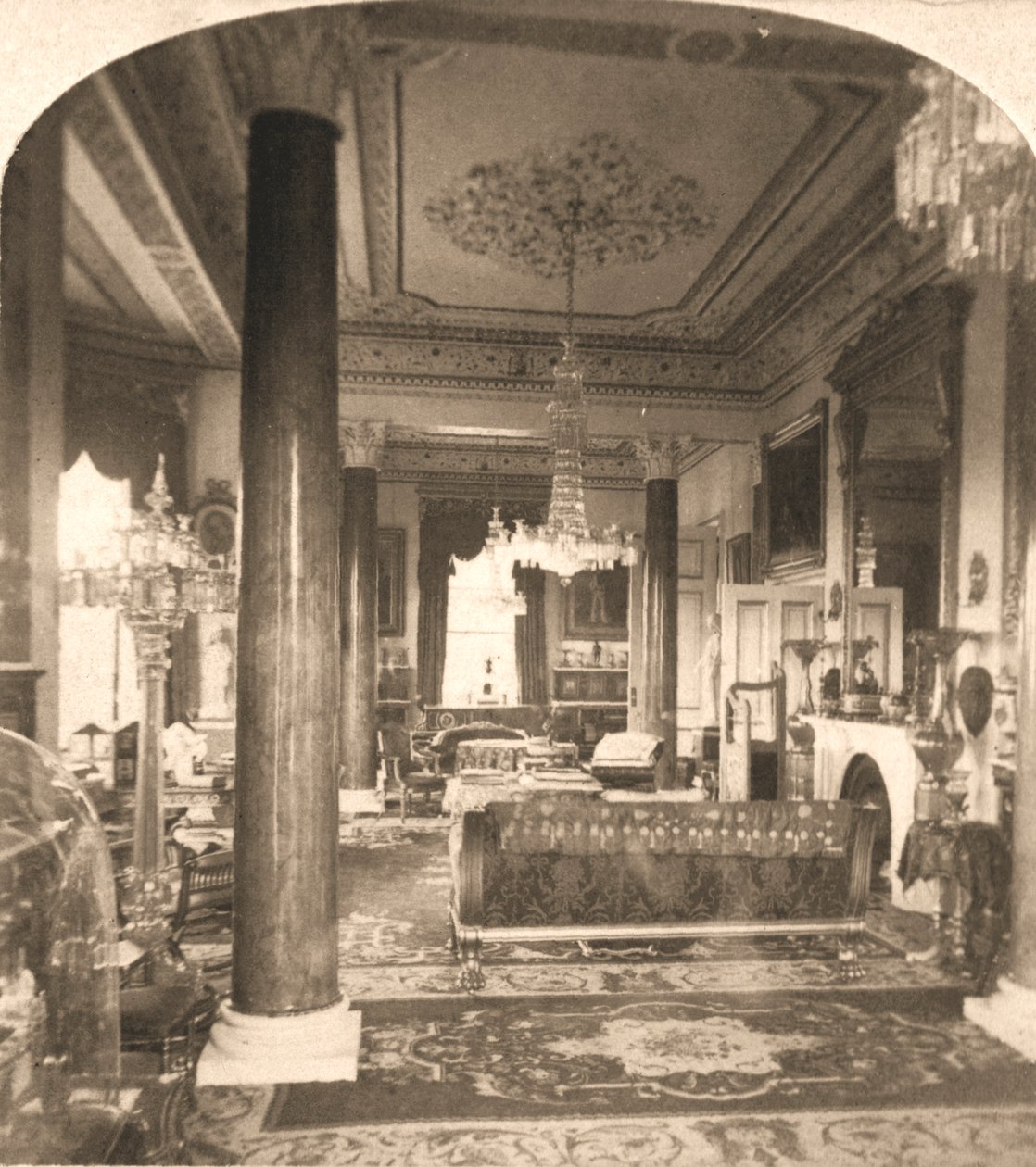 The Drawing Room، Queen Victorias Marine Residence، Osborne House، IOW، 1900. بواسطة الأشغال واستوديوهات نحت الشمس