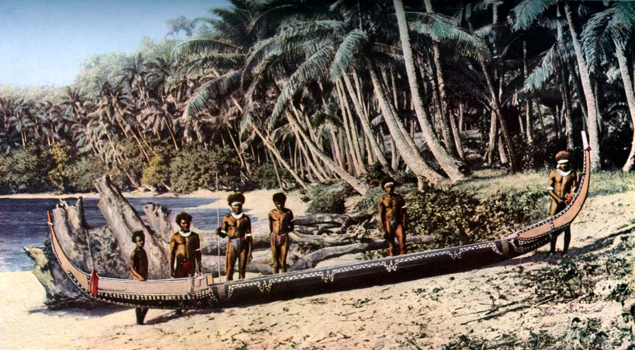 زورق محلي على شاطئ مظلل بالنخيل ، جزر سليمان ، c1923 بواسطة يورك وابنه