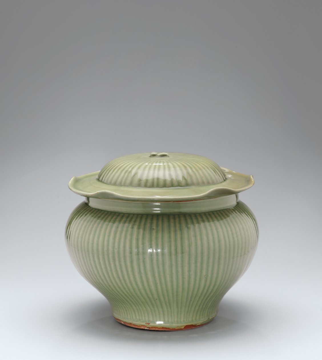 جرة وغطاء Longquan Celadon المضلع بواسطة اسرة يوان الصينية