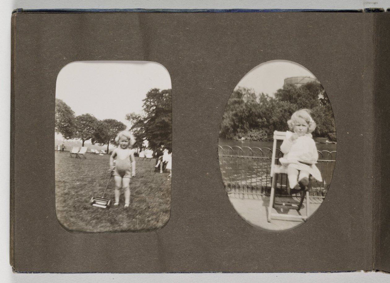 A 20th Century Family Snapshot album, c بواسطة فريدريك (المرتبط ب) بارنارد