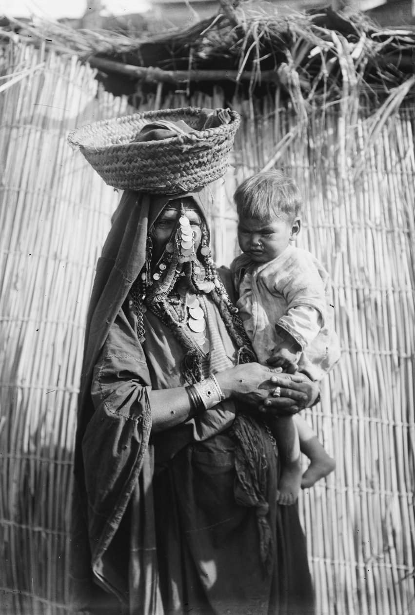 سيدة بدوية تحمل طفلها بئر السبع (بئر السبع ، بئر السبع) حوالي عام 1920 (b / w photo) بواسطة . .