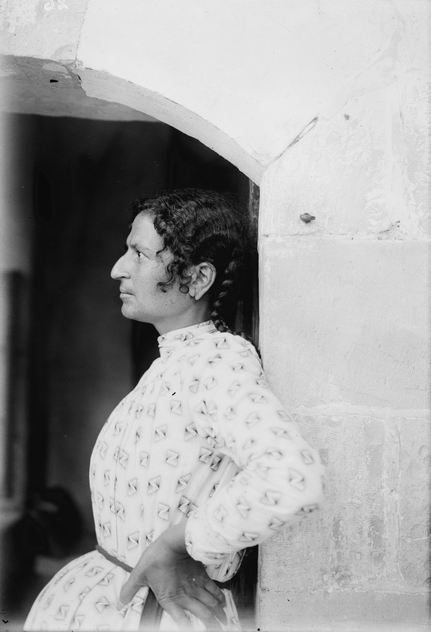امرأة سامرية من نابلس حوالي عام 1920 (b / w photo) بواسطة . .