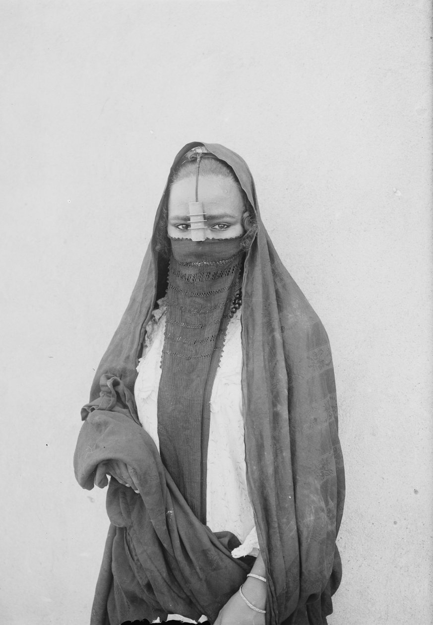 امرأة محجبة ، القاهرة ، حوالي عام 1910 (أبيض وأسود). بواسطة . .