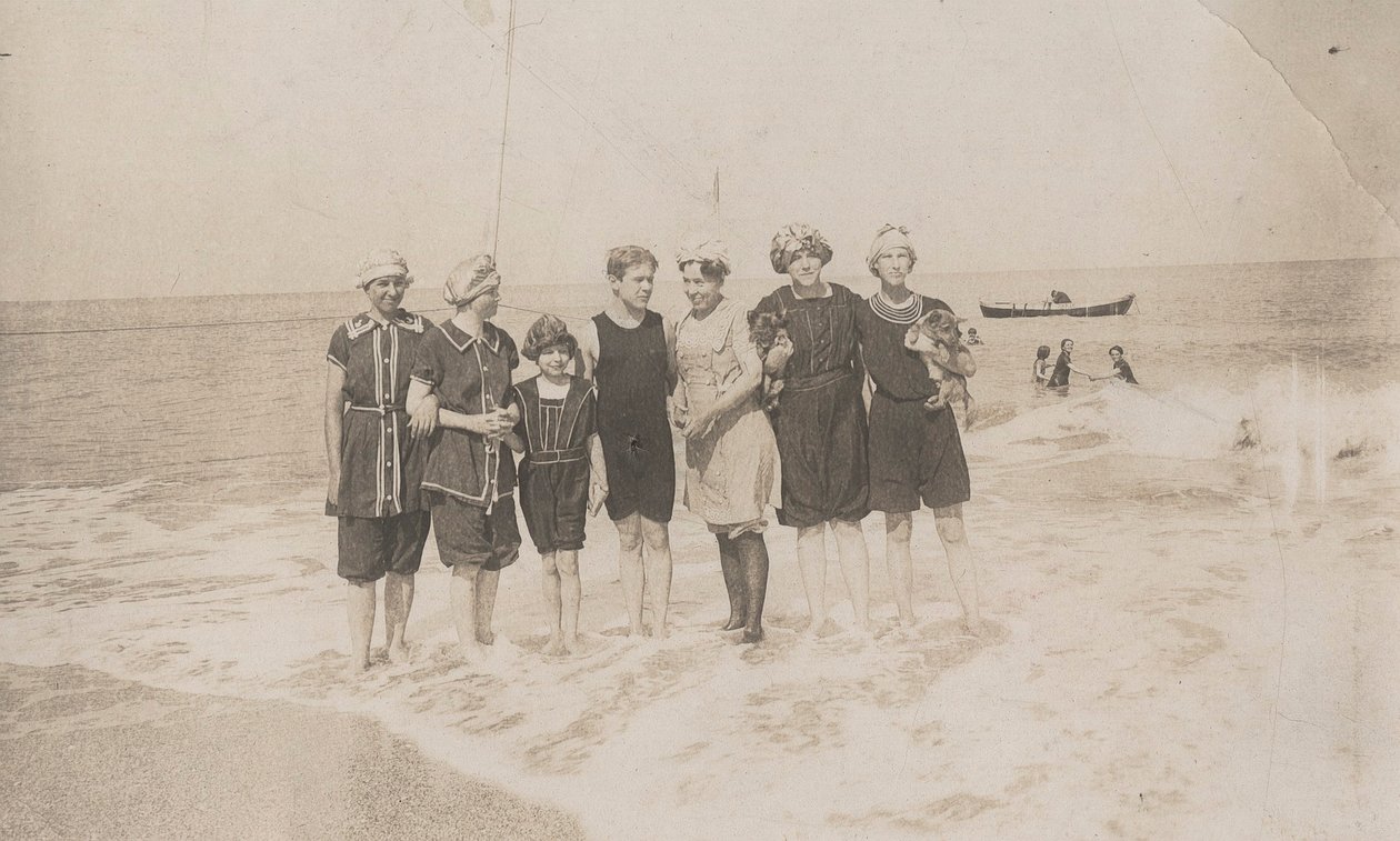 حفلة الاستحمام ، Houlgate ، سبتمبر 1911 (b / w photo) بواسطة جون إرليندسون