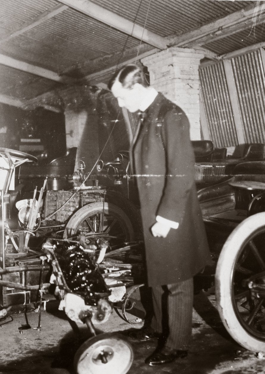 C S Rolls ينظر إلى محرك سيارة في مرآبه ، عام 1900 بواسطة فرديناند جورج والدمولر