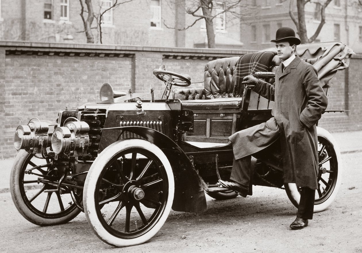 C S Rolls standing besides a 20 hp Panhard motor car بواسطة فرديناند جورج والدمولر