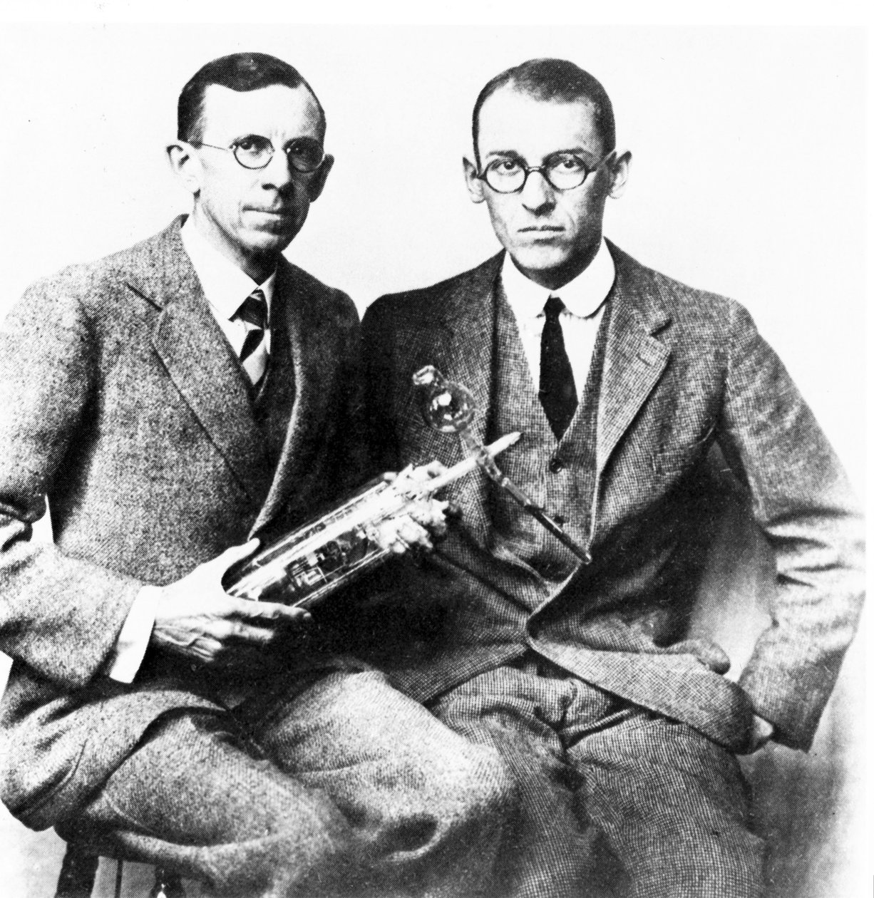 Clinton J Davisson and Lester H Germer, American physicists, c 1927 بواسطة فريدريك (المرتبط ب) بارنارد