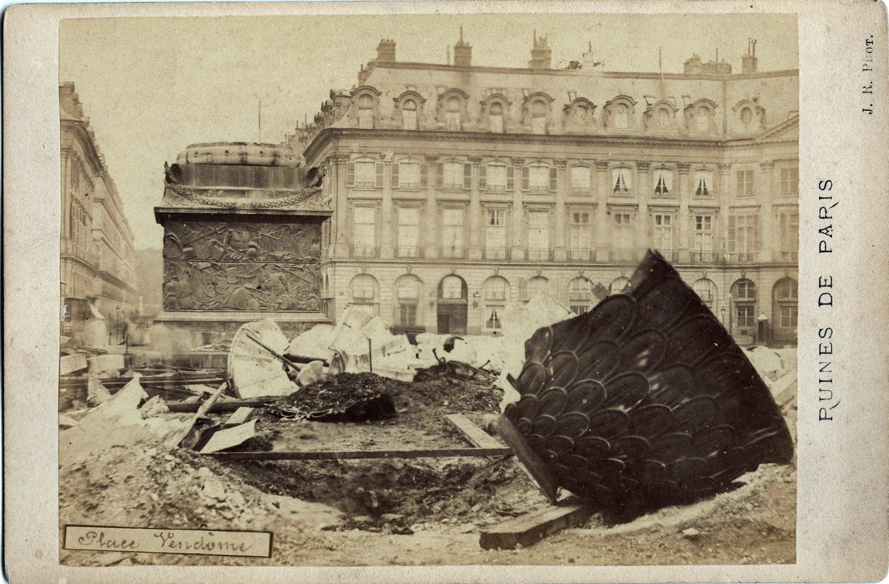 Commune of Paris (1871): ruins on Place Vendome in Paris. Photography 1871. Dim.16,5x10,8 cm بواسطة فريدريك (المرتبط ب) بارنارد