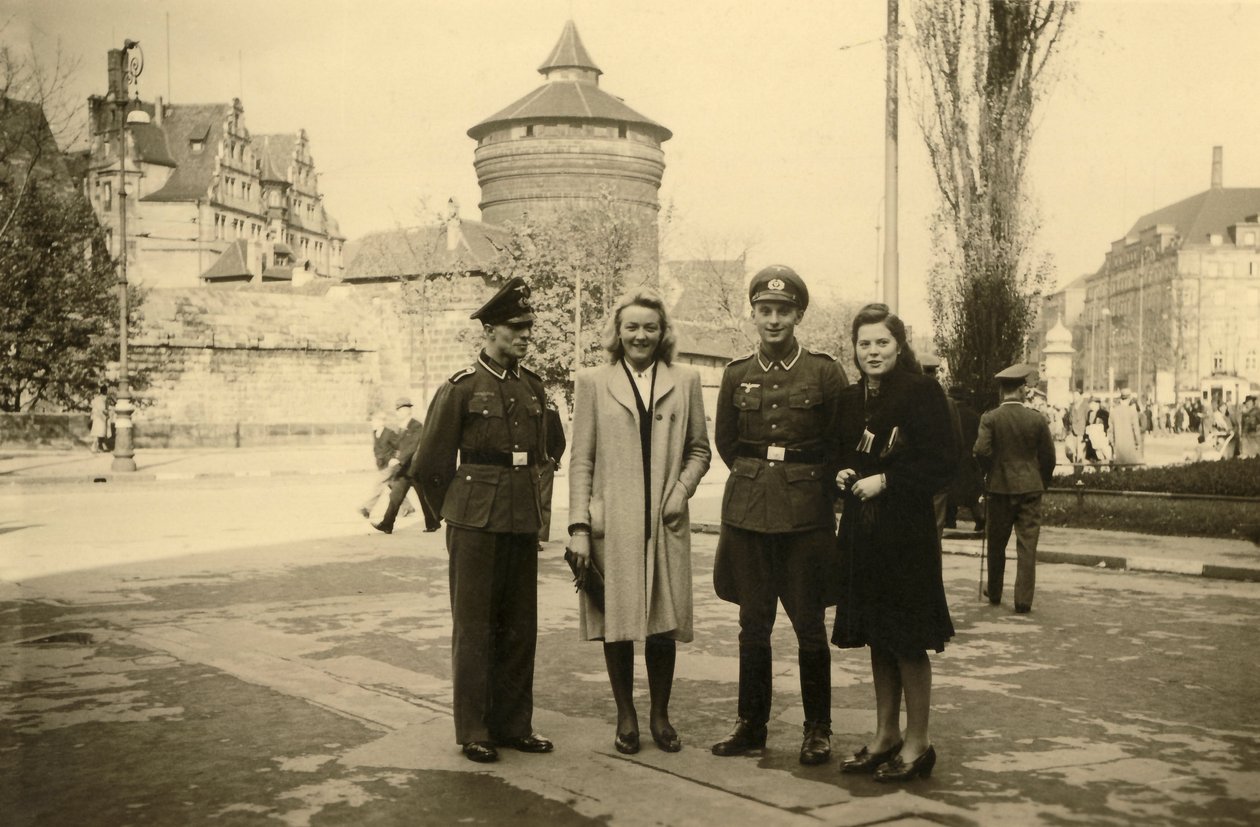 Deuxieme guerre mondiale (1939-1945) : deux soldats allemands posant avec leur compagne ou epouse dans la ville de Tours en France بواسطة فريدريك (المرتبط ب) بارنارد