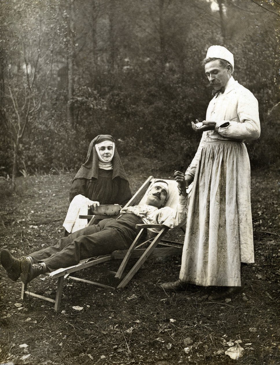 طبيب يقيس نبض رجل مصاب ، بمساعدة راهبة ممرضة ، حوالي عام 1900 (صورة أبيض وأسود) بواسطة . .