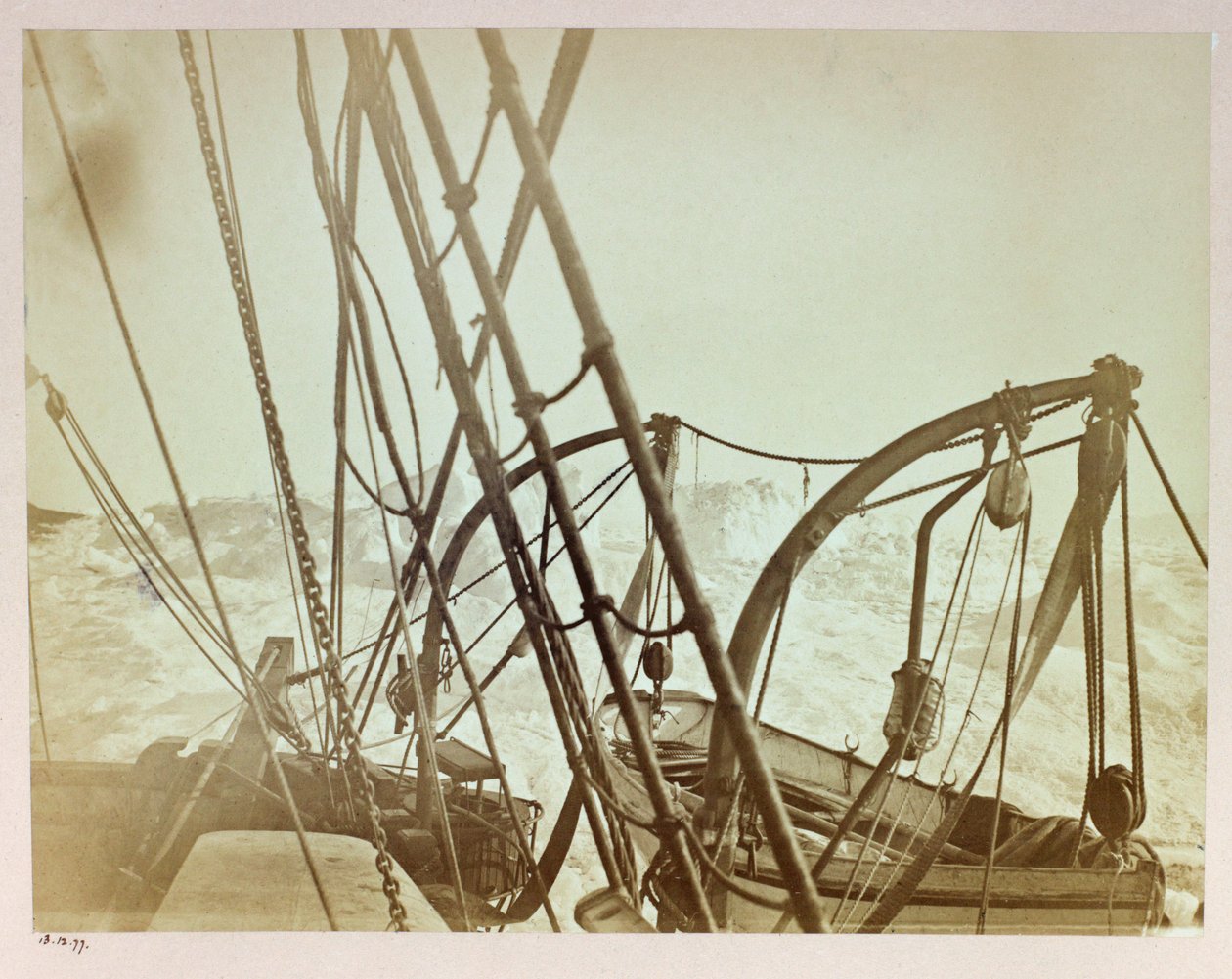 Expedition en Arctique (1875-1876) du capitaine George Nares (1831-1915) : Alert pressed on shore in shift rudder bay بواسطة فريدريك (المرتبط ب) بارنارد